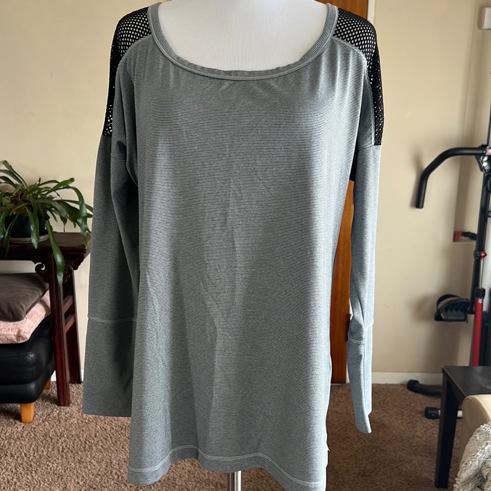 Zella Workout Top with Mesh Shoulders and Top of back Women’s Large